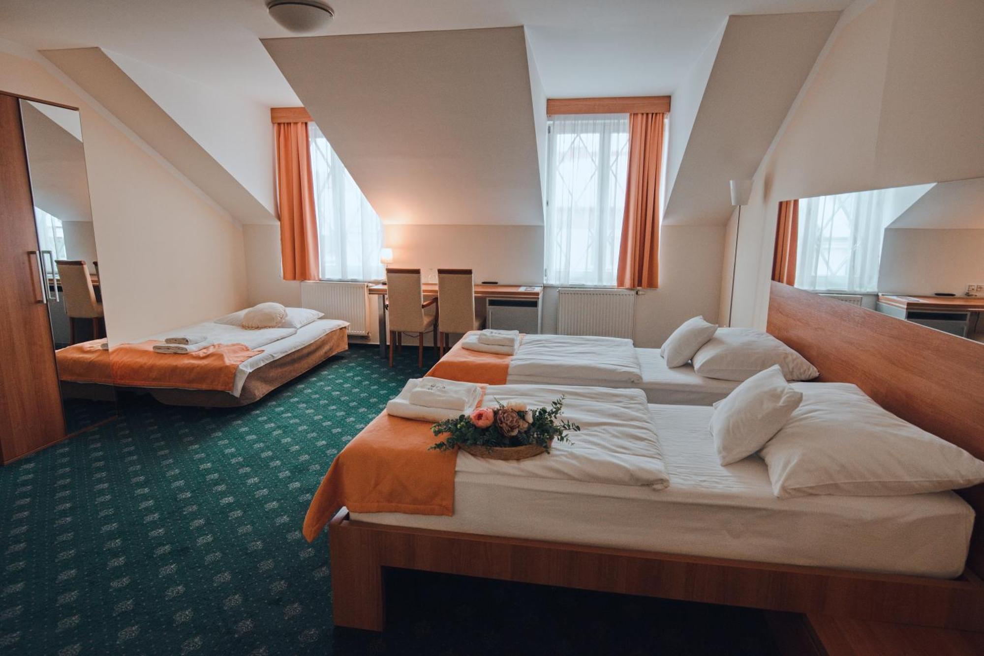 Hotel Grand Hradec Kralove Luaran gambar
