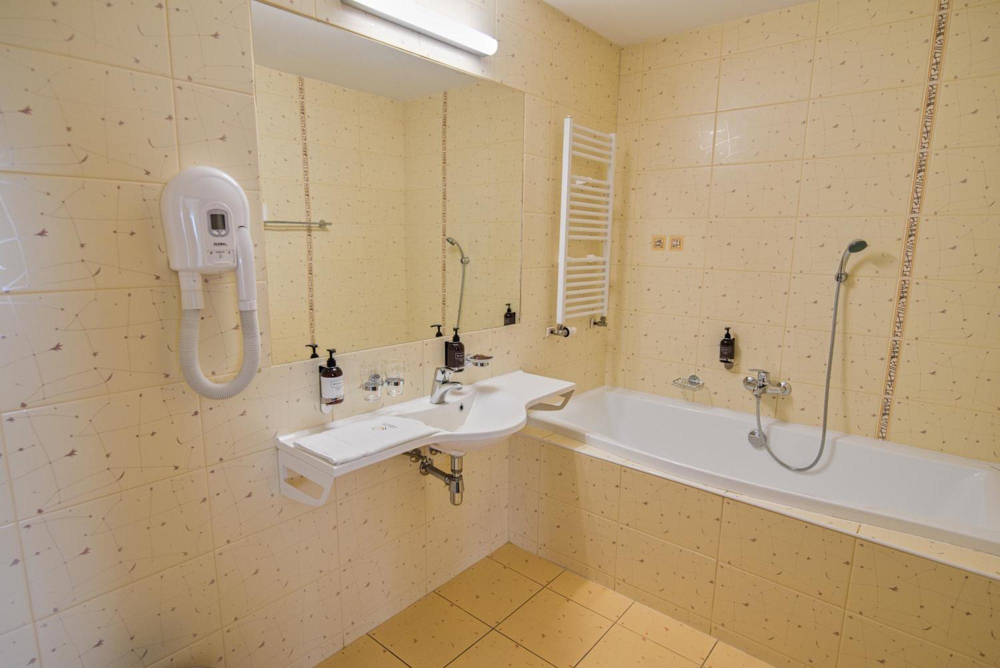 Hotel Grand Hradec Kralove Luaran gambar